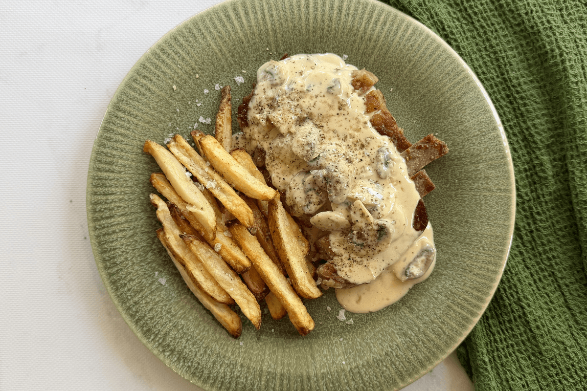 Steak and Chips with Creamy Mushroom Sauce